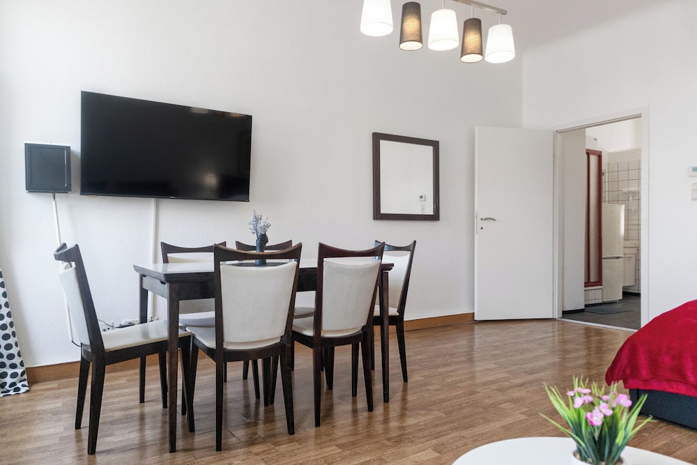 Lovely 2BR Apt Near Downtown