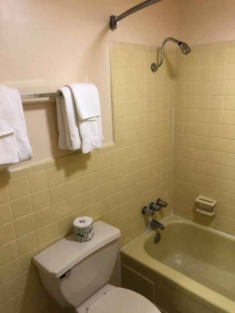 Scottish Inn & Suites