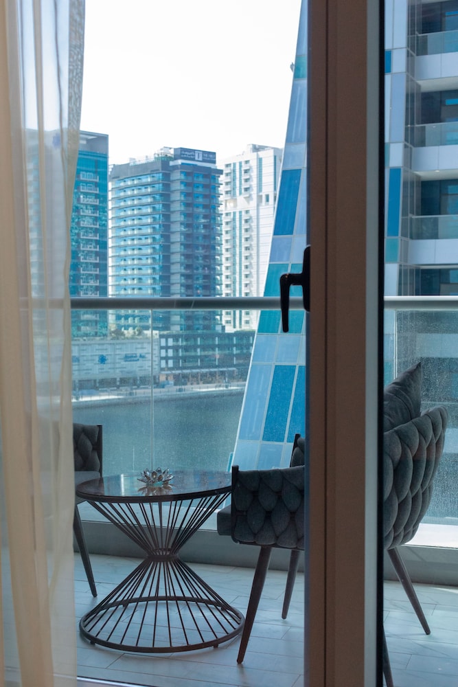SIMPLY COMFORT Urban Chic Suites in J One Tower City & Canal Views