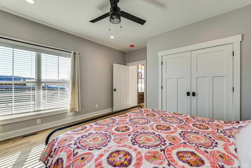 Spacious Home in Paradise Grove Nolin Lake!