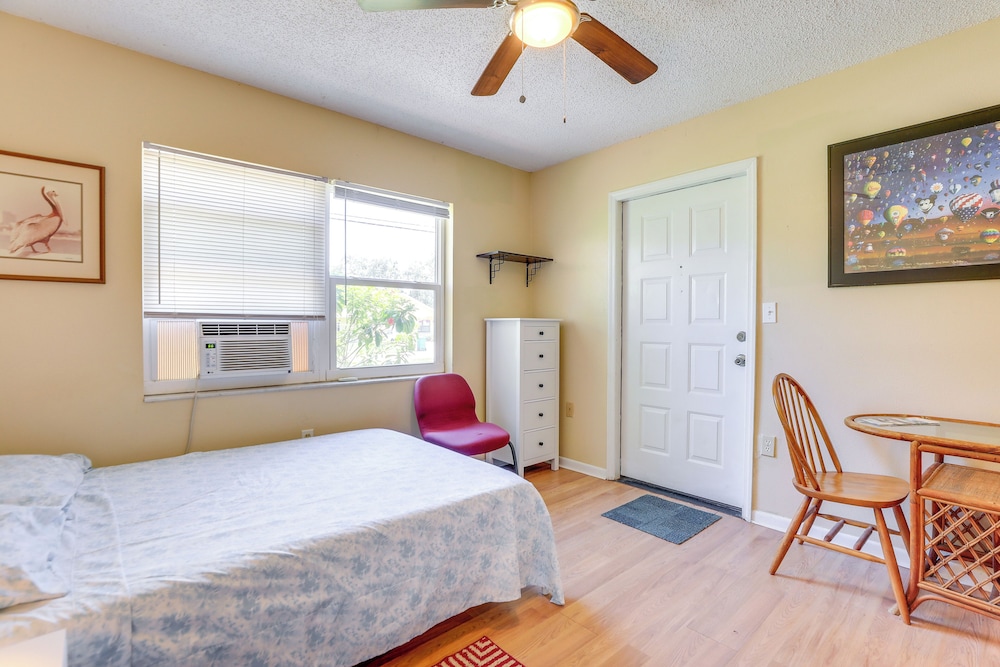 7 Mi to Beach: Pinellas Park Studio w/ Patio