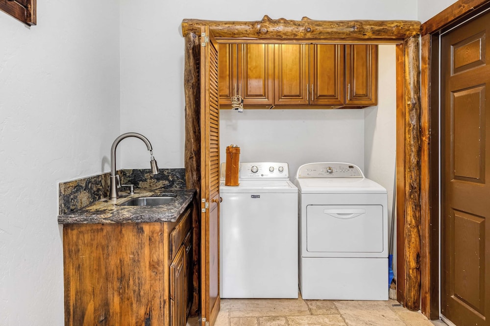 Group Cabin + Lake and Mountain View Pet-friendly, Fireplace, Games, Loft