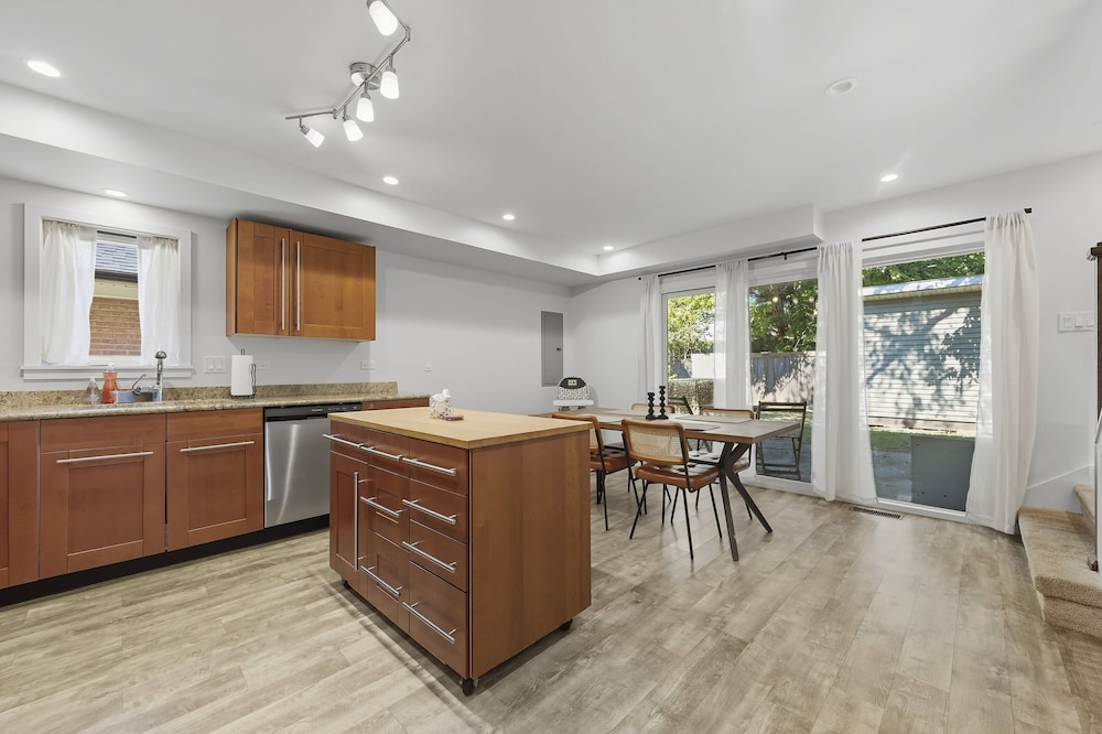 Bright Modern 3bed 2.5bath Evanston Home W/parking 3 Bedroom Home