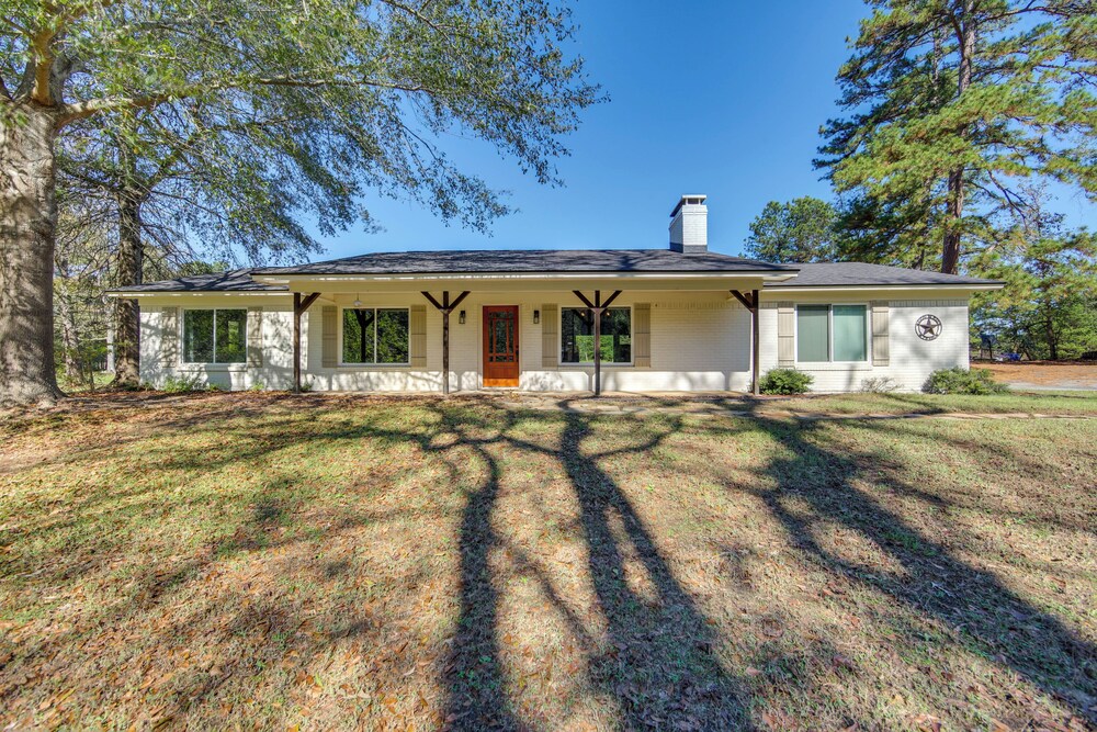 Fire Pit & Grill: Tyler Home on 5 Acres!