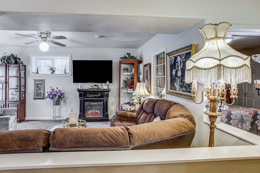 Lower-level Apt w/ Hot Tub & Sauna in Graham!