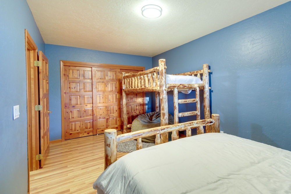 Dreamy Show Low Cabin w/ Deck on Over 2 Acres! view 3