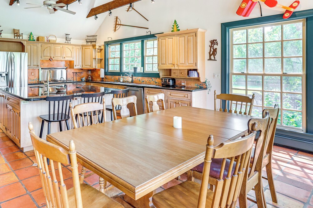 8 Mi to Reading: Spacious Farmhouse Retreat!