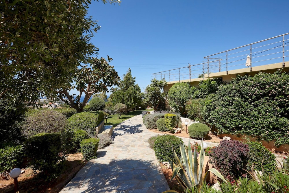 Charming Retro Studio With Shared Pool and View view 4