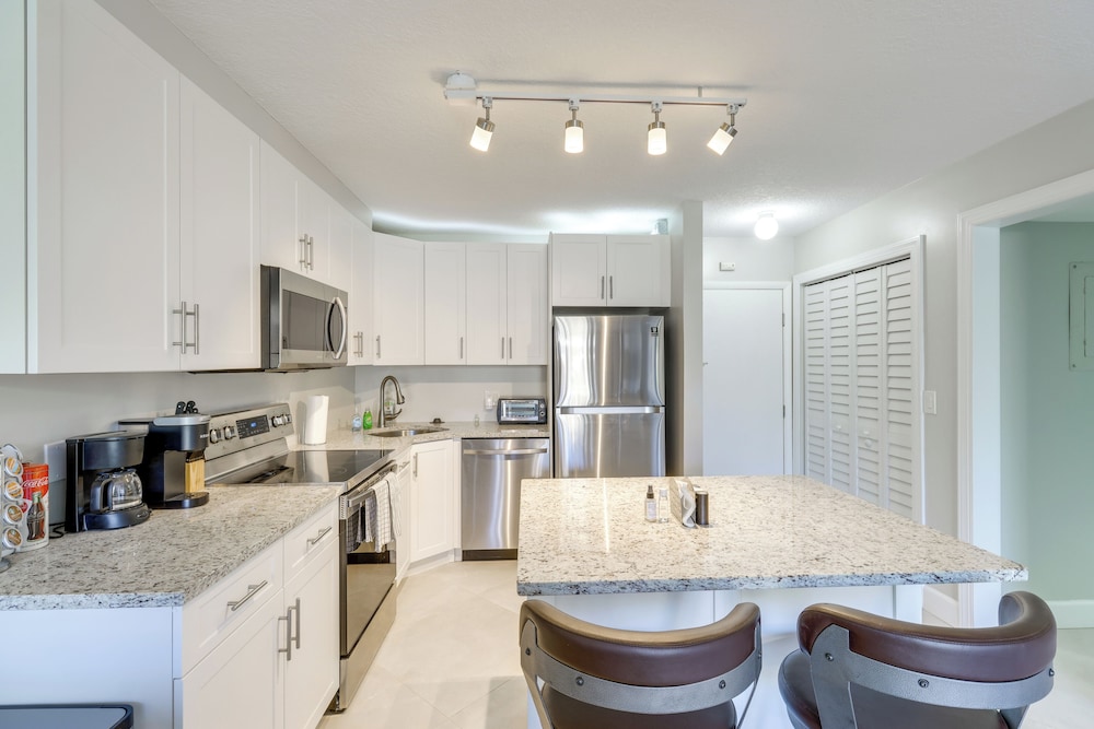 Walk to Blue Heron Beach: 1st-floor Lakefront Unit