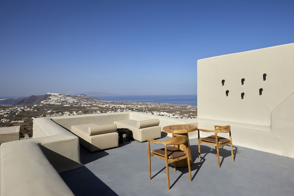 Luna Santorini Suites