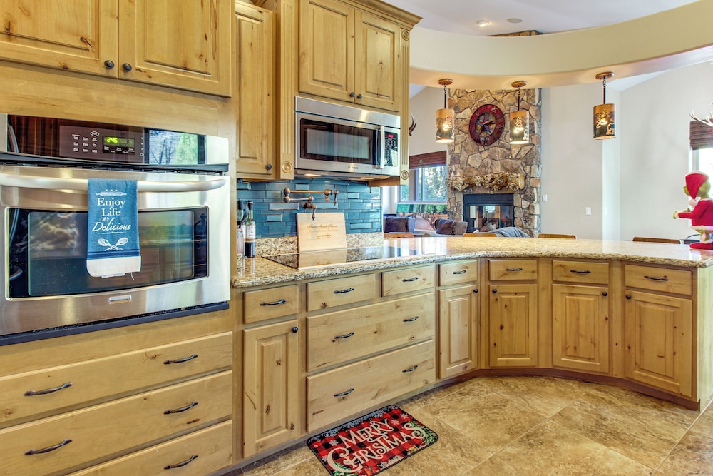 Close to Fool Hollow Lake! Show Low Cabin Getaway