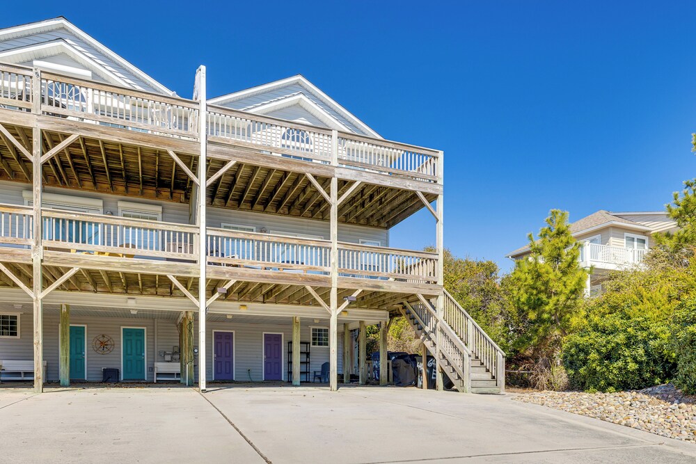 Steps to Beach: Emerald Isle Home w/ Deck!