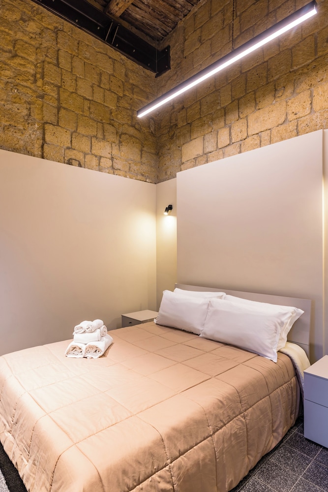 La Pinacoteca Aparthotel by NapoliApartments