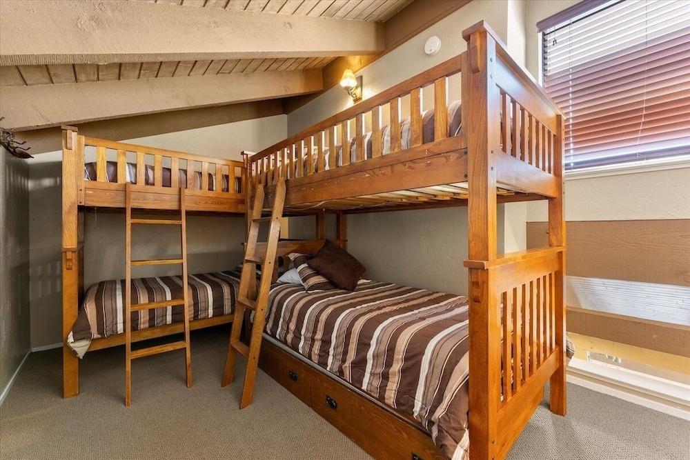 Lake Tahoe Vacations - Swimsuit Required 4 Bedroom Home by RedAwning - Property Image 39