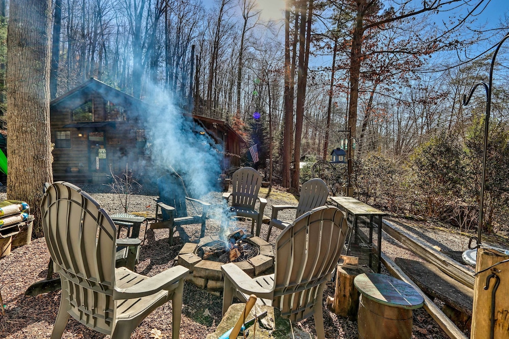 Cozy Murphy Cabin w/ Fire Pit + Deck view 4
