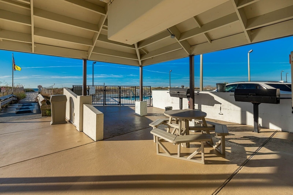 Island Winds East 107 2 Bedroom Condo by Redawning