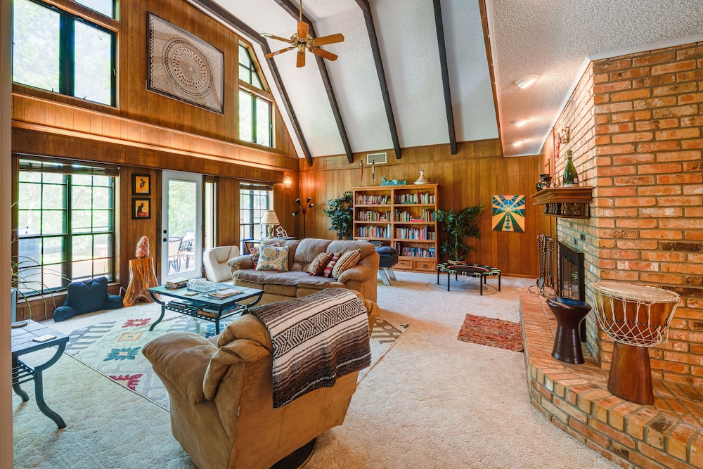 Texas Retreat w/ Deck, Grill & Spacious Yard!