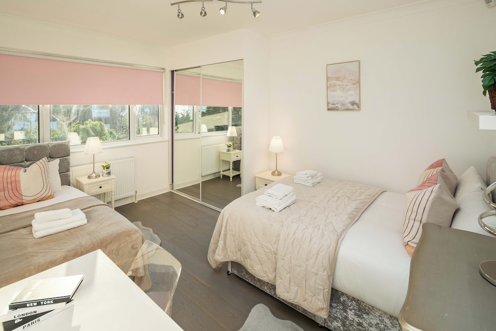 Luxurious 6-bed House With Pool and Free Parking