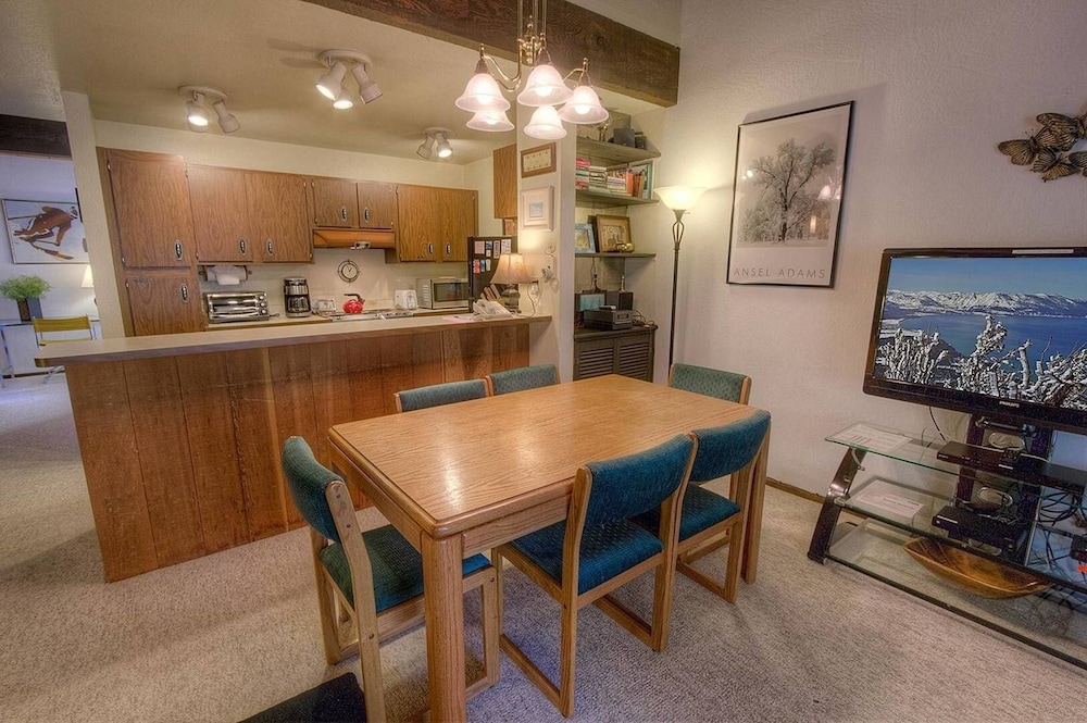 Forest View Townhouse 3 Bedroom Home by RedAwning