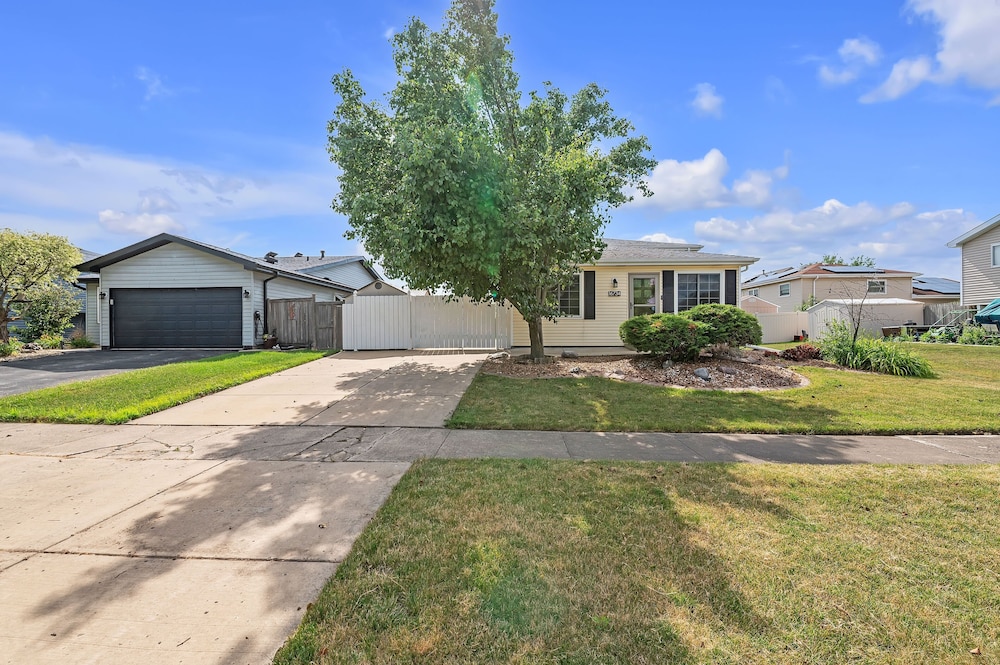 Modern Retreat With Private Pool & Yard 3 Bedroom Home