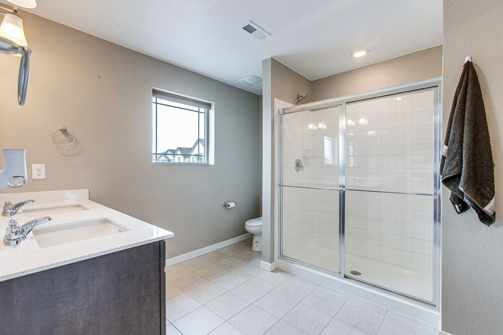 Perfect for Families! Quiet Aurora Home