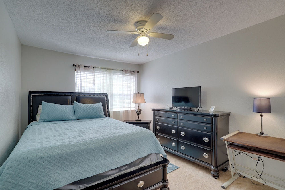Houston Townhome 4 Mi to Airport: Central Location