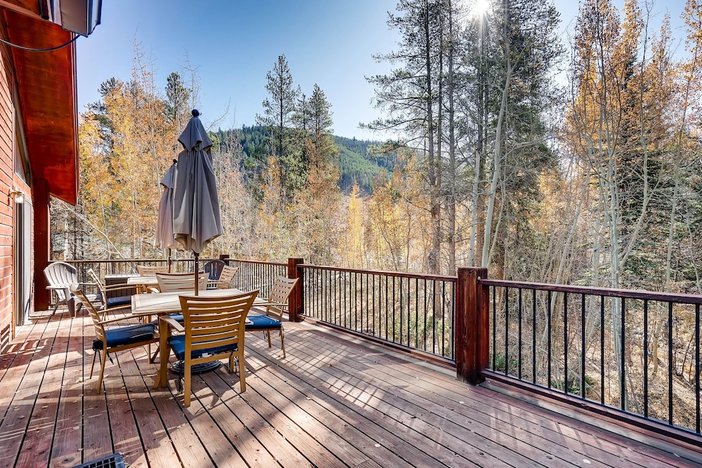 Spacious 4bdrm /sleeps 10, Stunning Views, Fireplaces 4 Bedroom Home by RedAwning