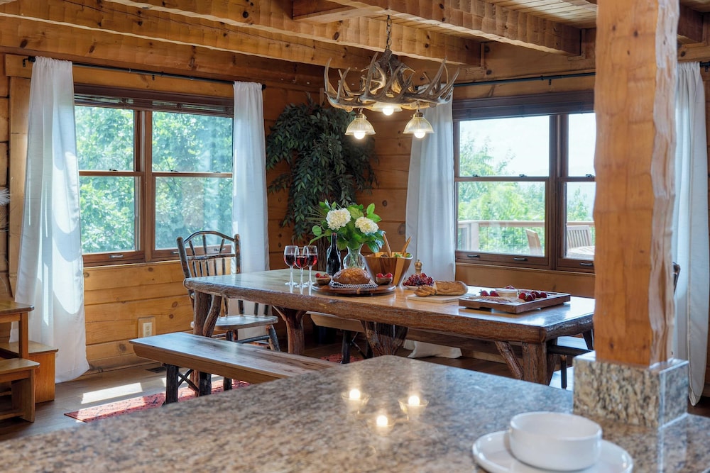 Big Bear Lodge by Avantstay Smoky Mountain Views, Hot Tub, Theater & Game Room