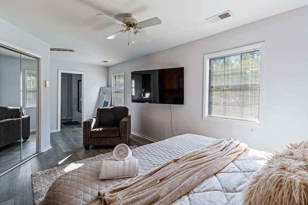 Renovated River Home Hot Tub Sauna Game Room
