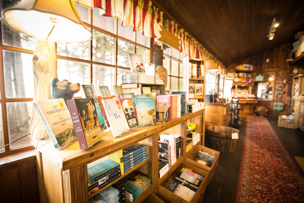 Storm Mountain Lodge Cabins & Dining