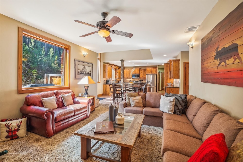 High Point Lodge 5 Bedroom Home by RedAwning