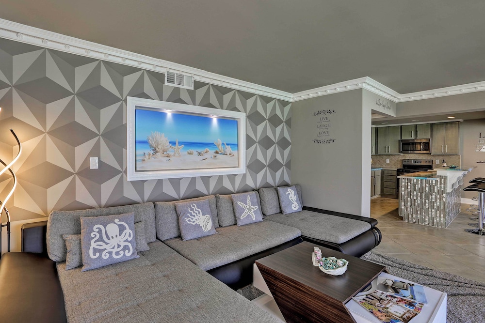 Panama City Beach Condo w/ Balcony & Ocean Views