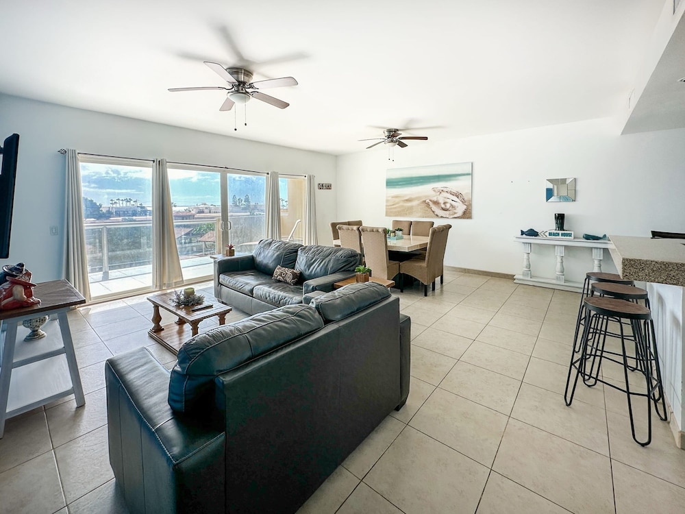 Admire Sea View From a Stunning Condo