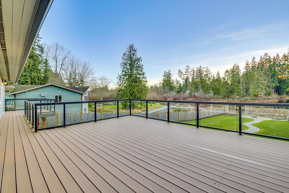 Lakefront Gem: Balcony, Fire Pit & Yard in Everett