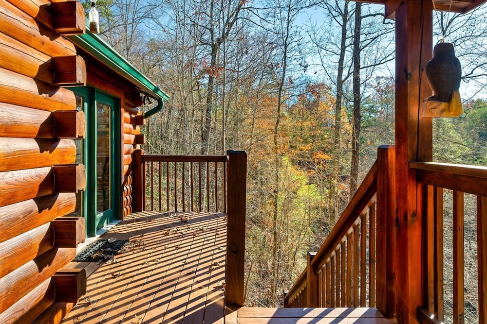 Stunning Cabin w Hot Tub Pool Table Arcades