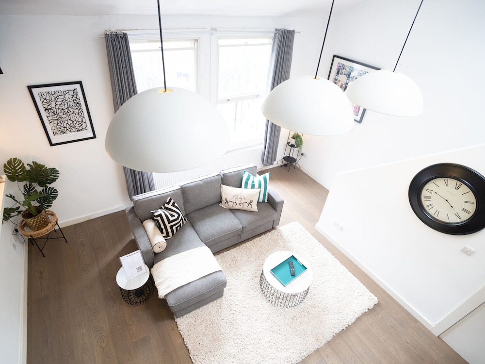 City View Three-bed Premier Apartment London