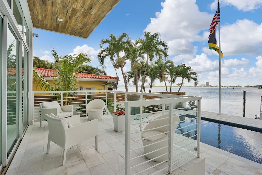 Miami Stunning Waterfront Villa Escape