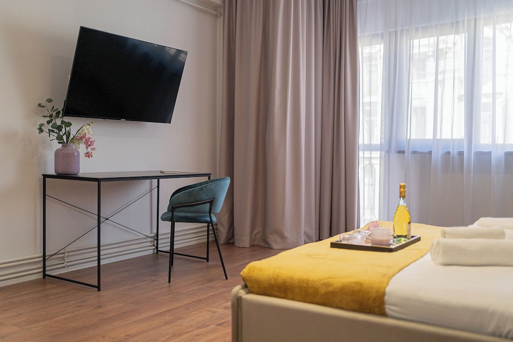 Playful & Trendy 2BR on Regina Elisabeta, Steps to Cismigiu Gardens | Bathtub & Boulevard Views