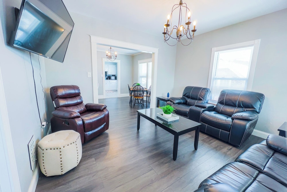 Large 6Br, 2Ba Close To Niagara Falls