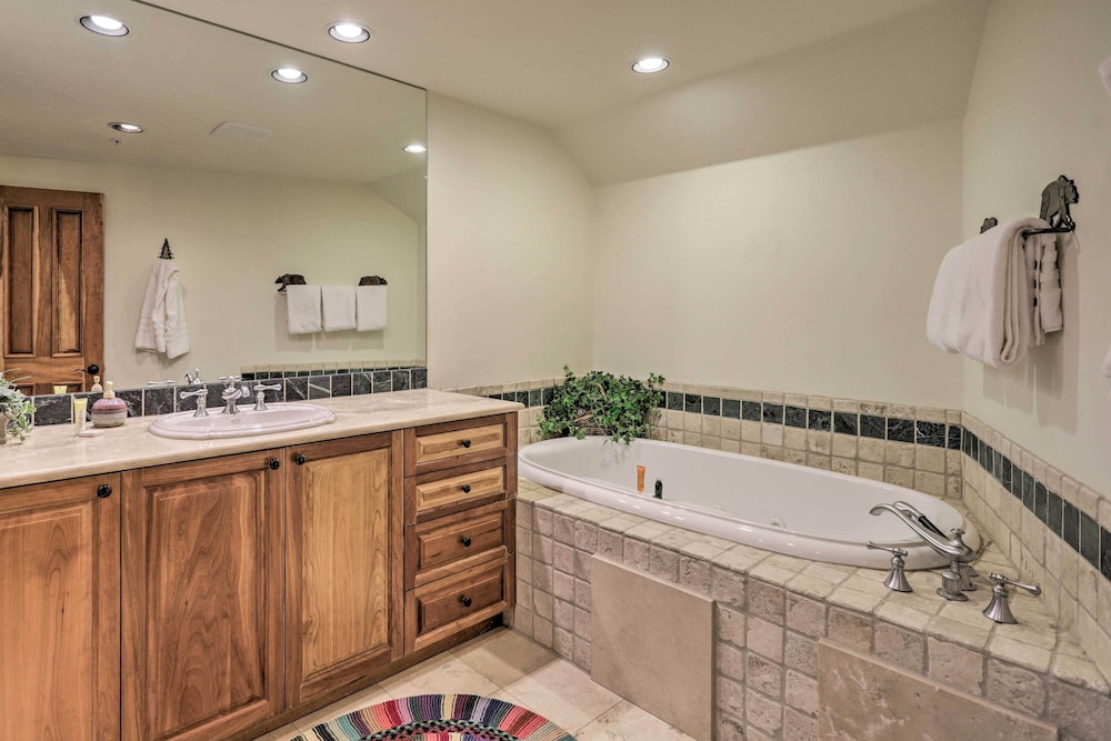 Upscale Ski-in/ski-out Escape w/ Deck + Grill