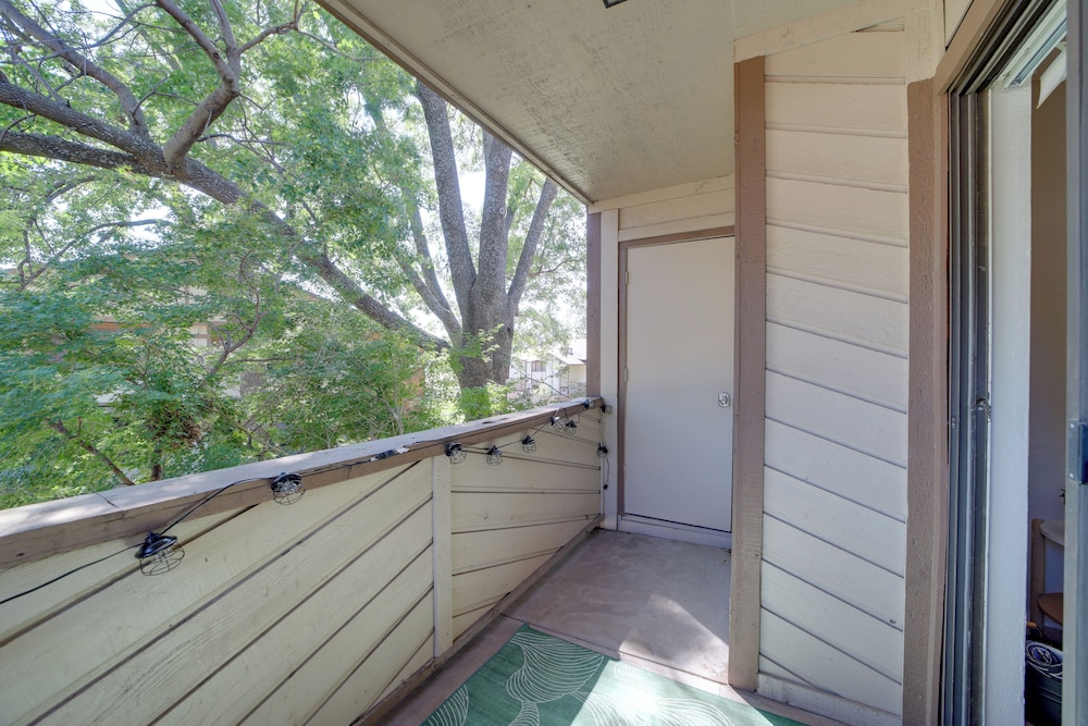 10 Mi to Dtwn Tulsa: Condo w/ Pool Access!