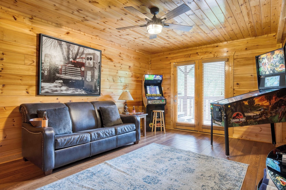 Triple Mountain View by Avantstay: Hot Tub, Game Room & Stunning Smoky Mountain Views