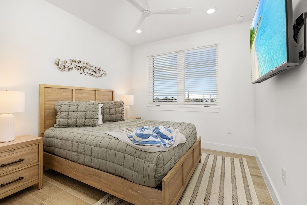 5350 Chasing Sunshine: 5bd/4.5ba Pool Home! 5 Bedroom Home