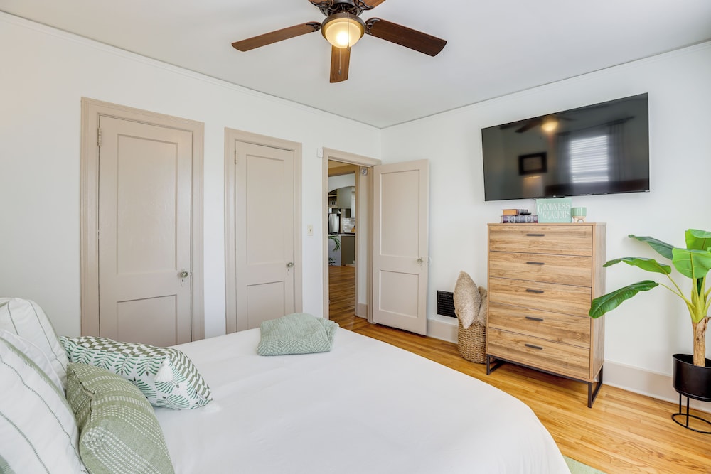 Walk to Amphitheater & Stadium: Home w/ Deck!