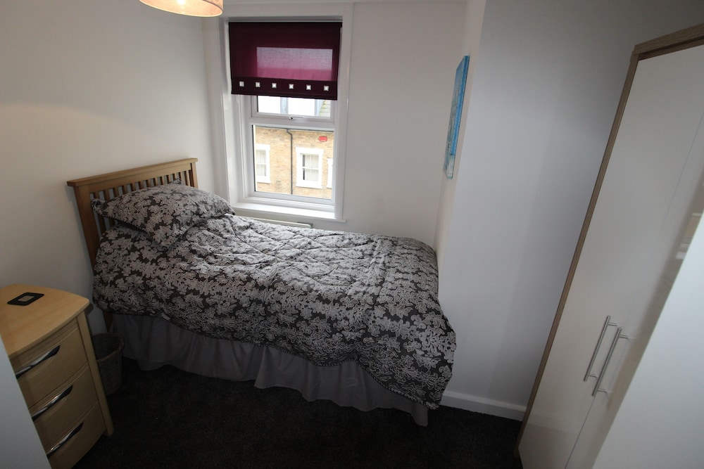 Modern two Bedroom Apartment Ideally Located view 4