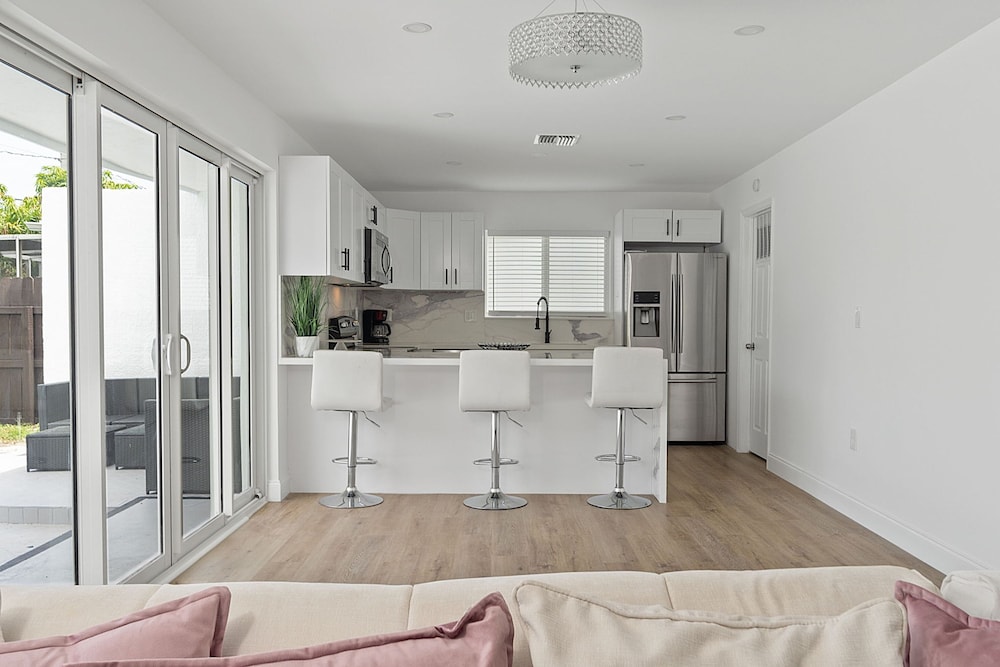 Dreamy 4BR Getaway w Private Pool Luxe Patio in Miramar