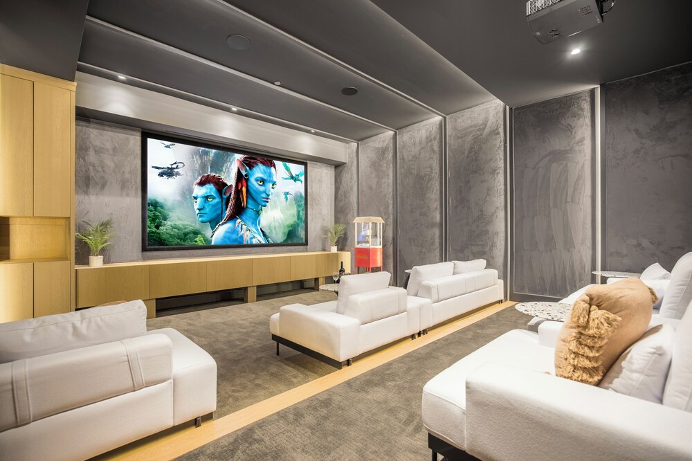Hutton Villa - 5-bedroom Retreat in Iconic Beverly Hills Oasis