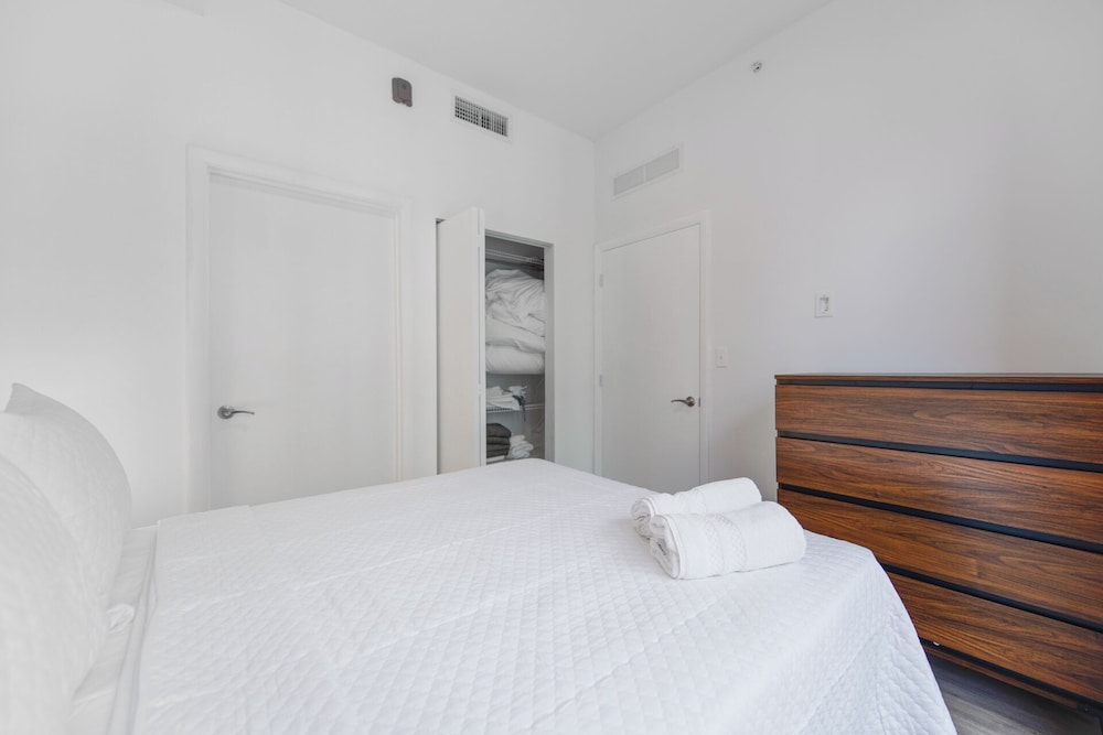1BR Condo wRooftop Pool at Wynwood