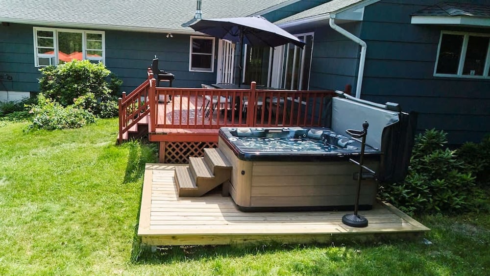 HV Spacious Retreat Sleeps 13 w Hot Tub