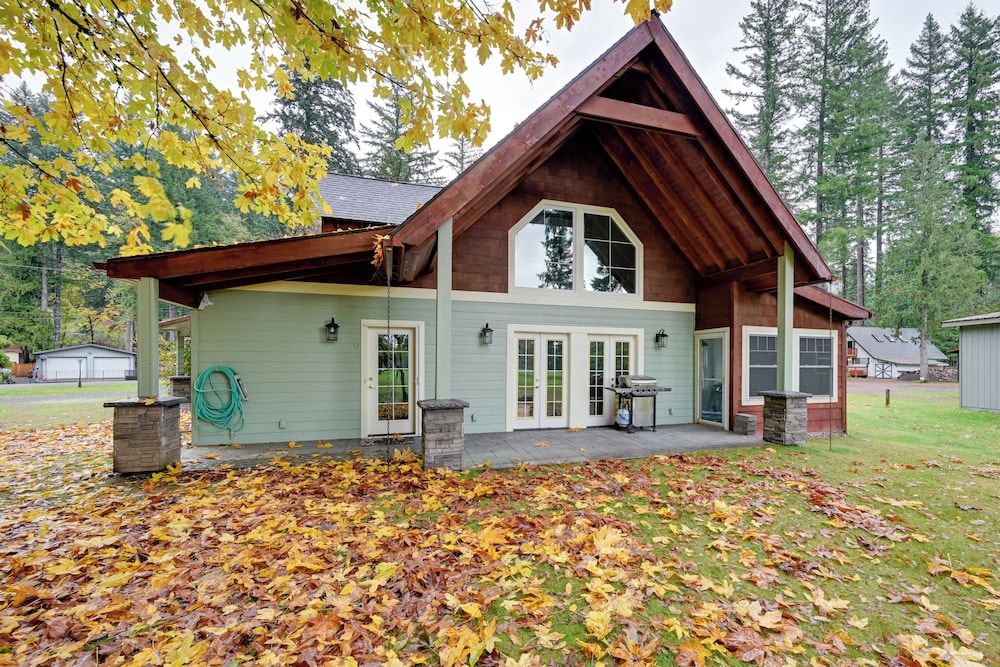 Ski, Fish & Explore: Packwood Home w/ Sauna!